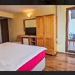 ゲストハウス карасански 3*